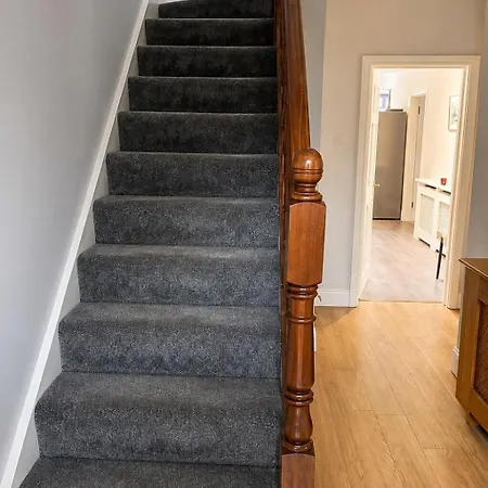 Spacious 4br In Wiz Free Parking *