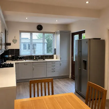 Casa vacanze Spacious 4br In Wiz Free Parking *