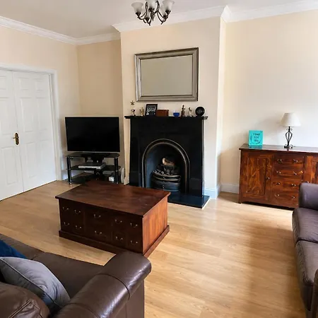 Spacious 4br In Wiz Free Parking
