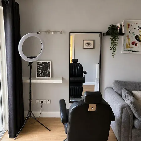 Casa vacanze Spacious 4br In Wiz Free Parking *