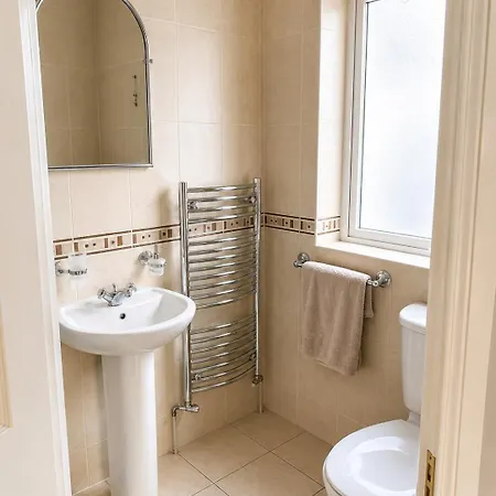Spacious 4br In Wiz Free Parking *